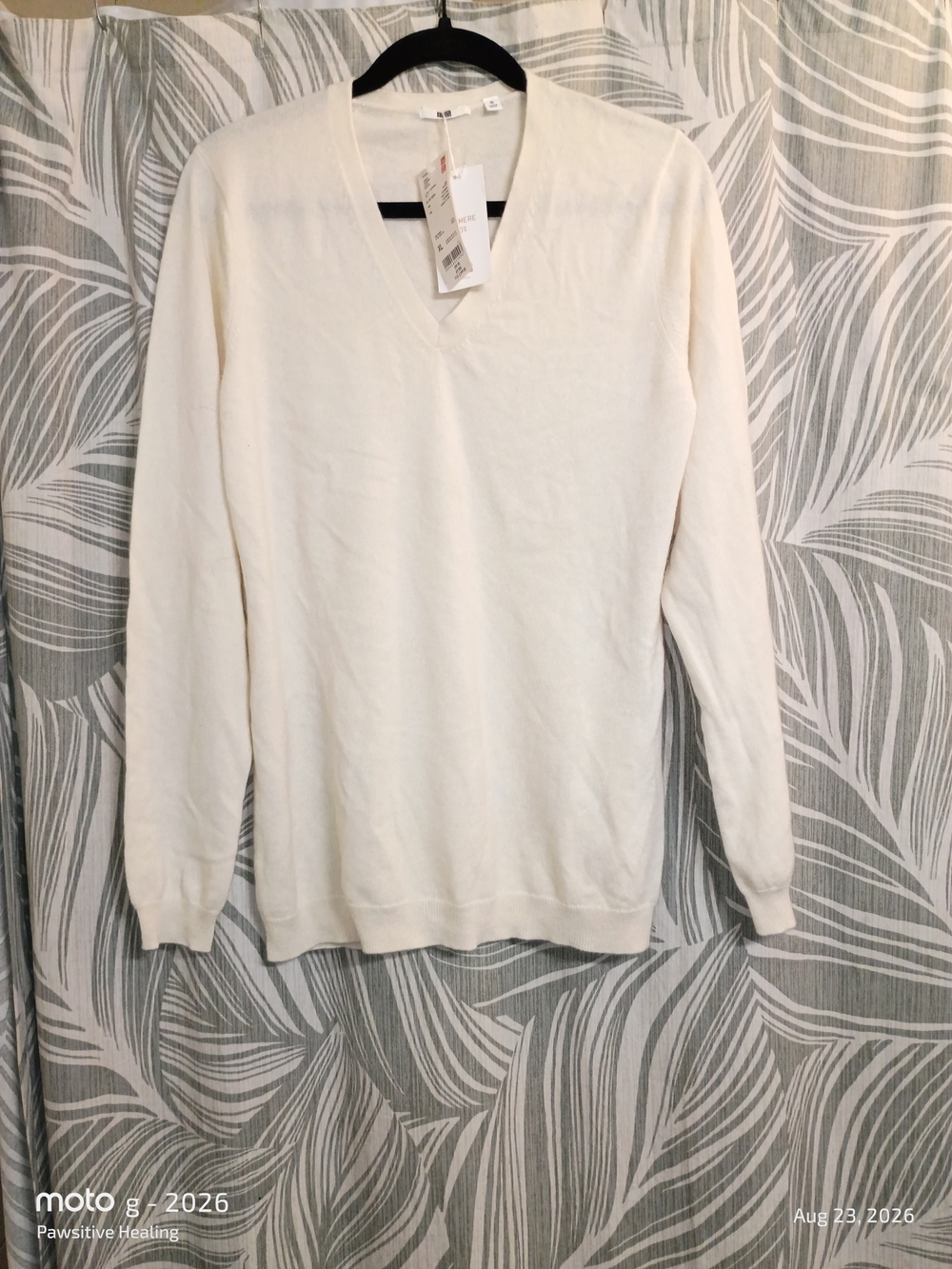 Uniqlo Men's V-Neck Sweater in Cream